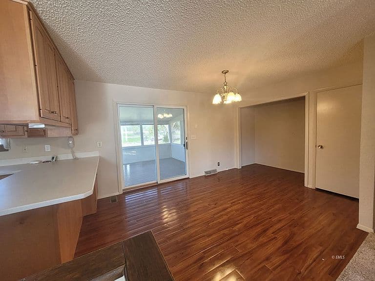 319 S 3rd St photo 4