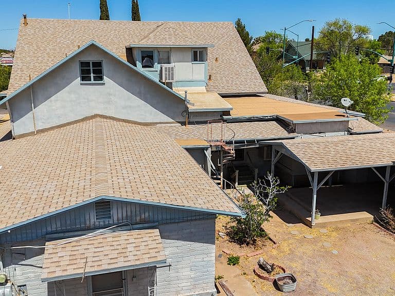 1047 E 10th St photo 5