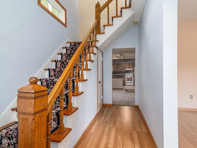 323 4th St photo 3