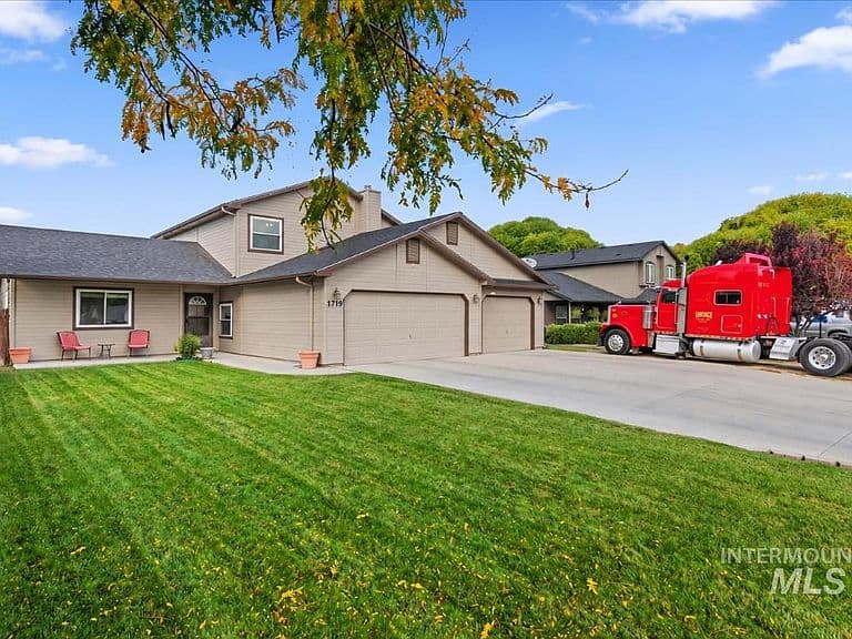 1719 Emerald Dr photo 2