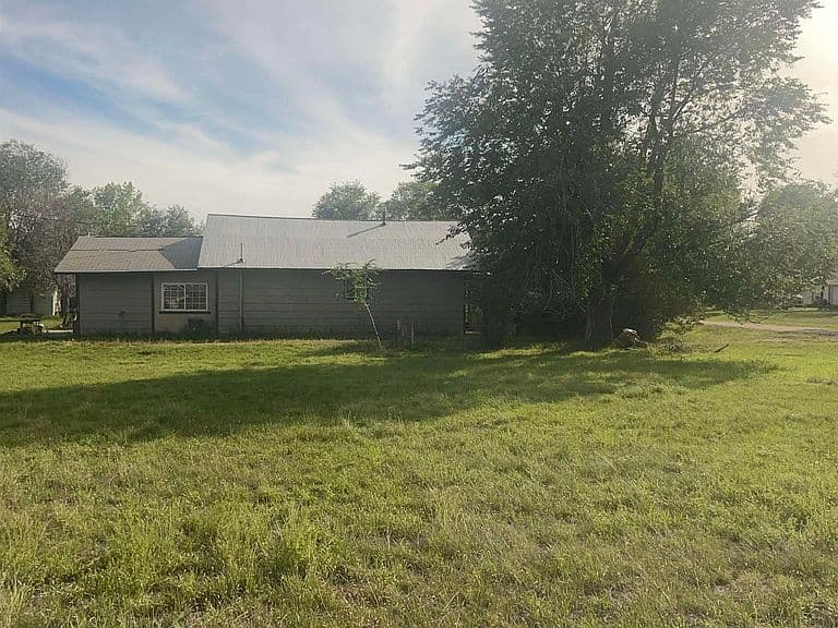 225 Oak St photo 4