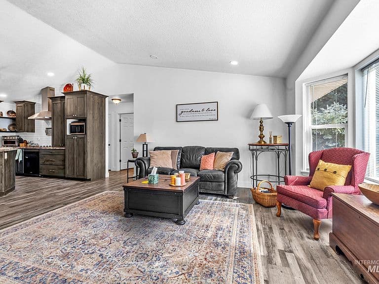 253 Coronado Ave photo 4