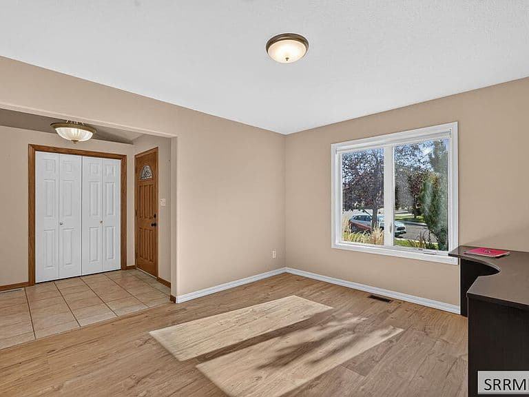 915 Summerfield Dr photo 2