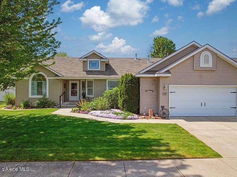 8297 N Ainsworth Dr photo 2