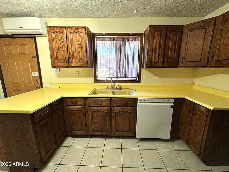 324 W Greenwich Road photo 3