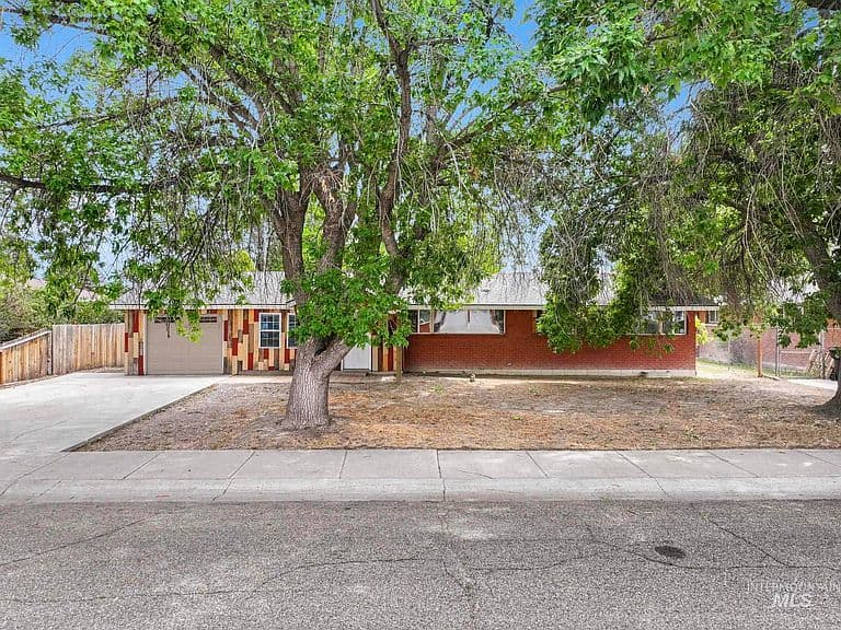 2221 Conant Dr photo 2