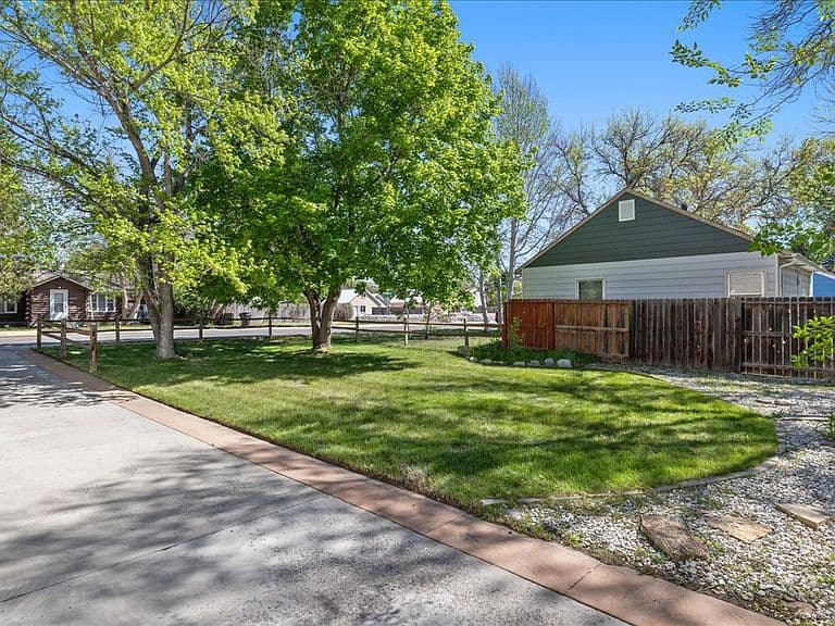 1240 Parkhill Dr photo 5