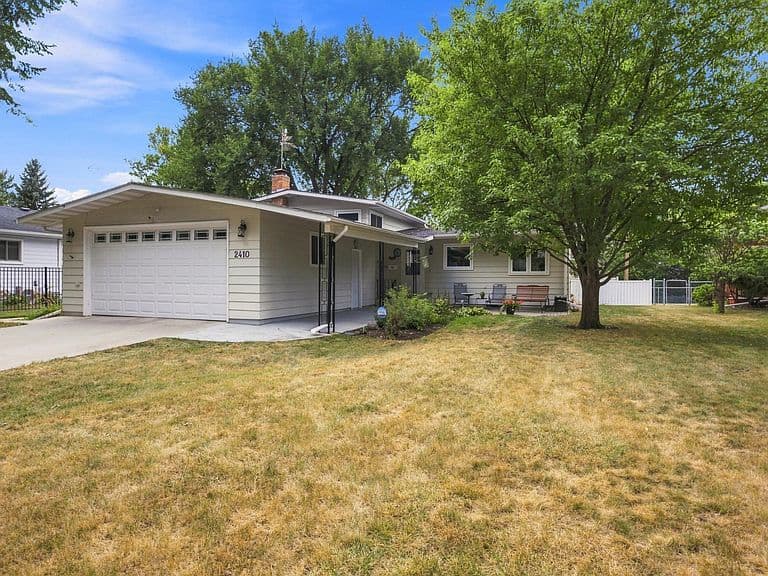 2410 Evergreen Rd N photo 2