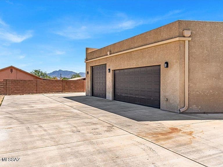 670 N Ivy Pl photo 3