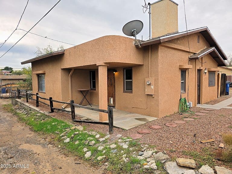 687 W NAVAJO Street photo 1