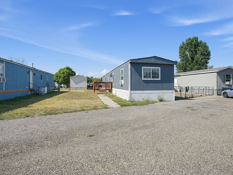 24 Hartland St N photo 2