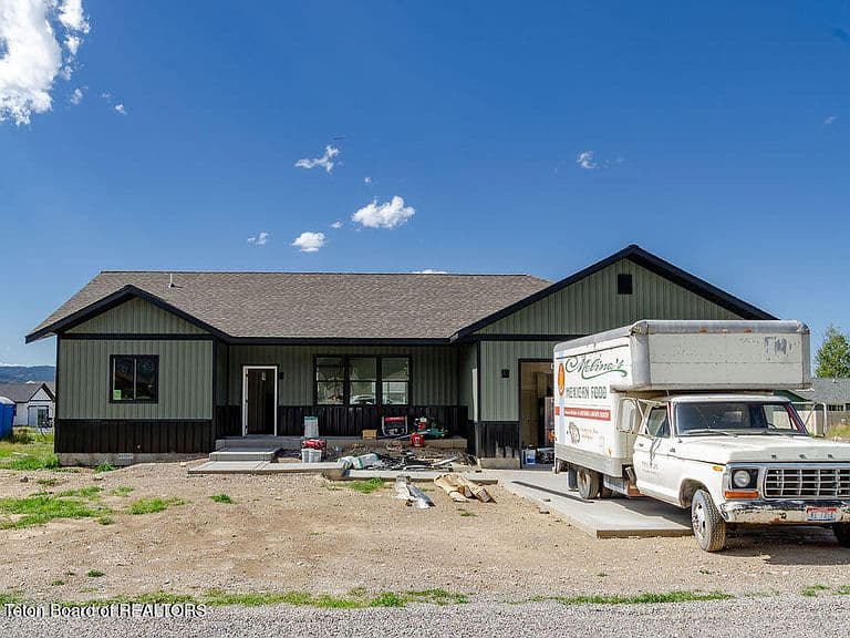 288 Holly Dr photo 2