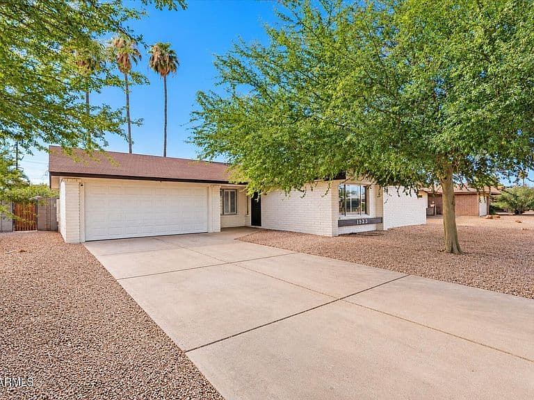 1523 W PLANA Avenue photo 2