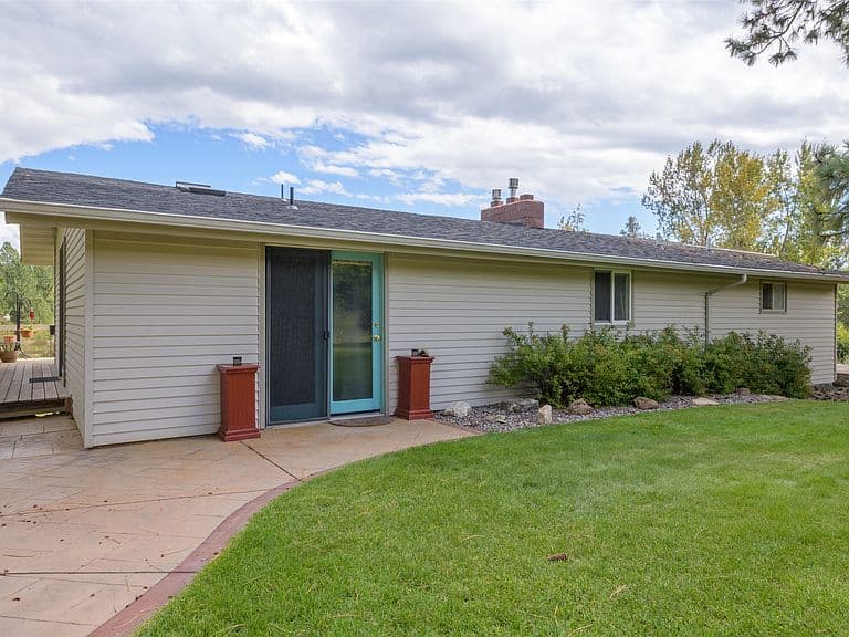 3676 Silverthorn Dr photo 2