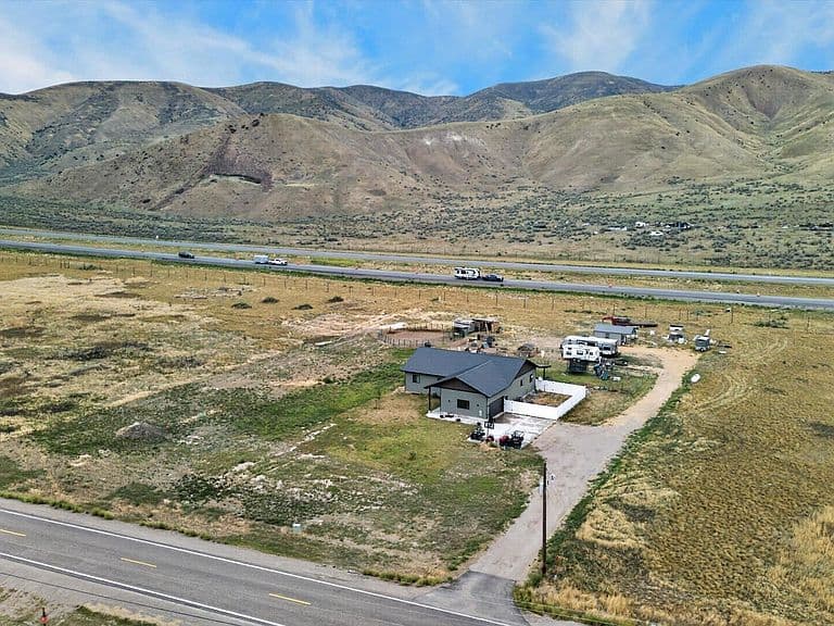 3678 W Old Highway 91 photo 4