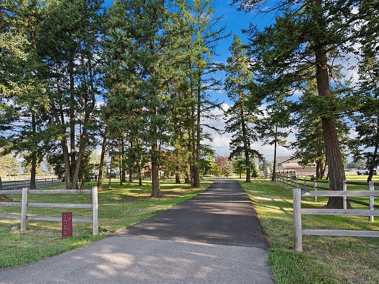 1086 Cowboy Way photo 1