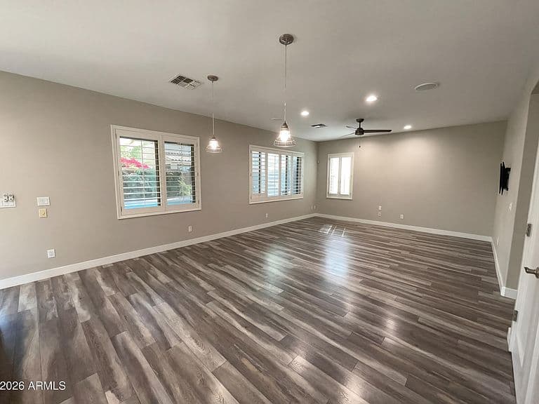 1099 E SOURWOOD Drive photo 3