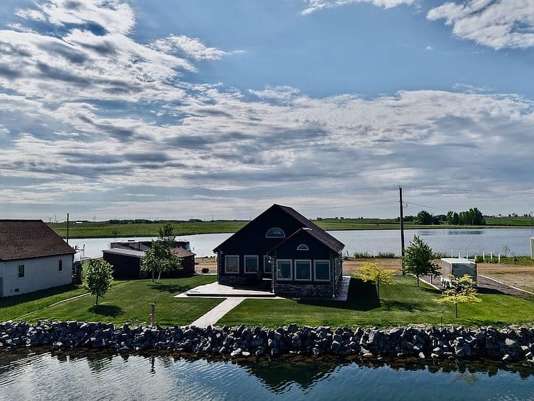 1100 E Lakeshore Dr photo 2