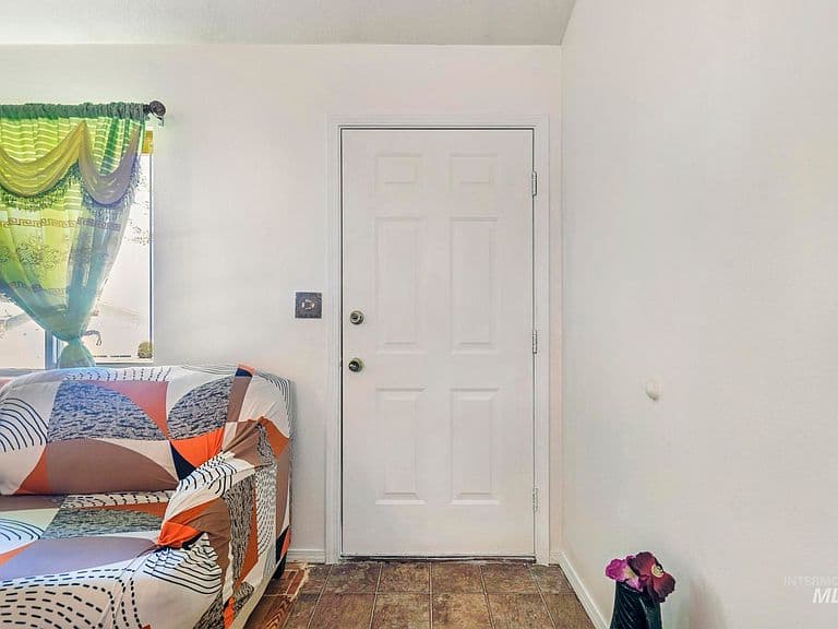 152 Cordova Ave photo 5