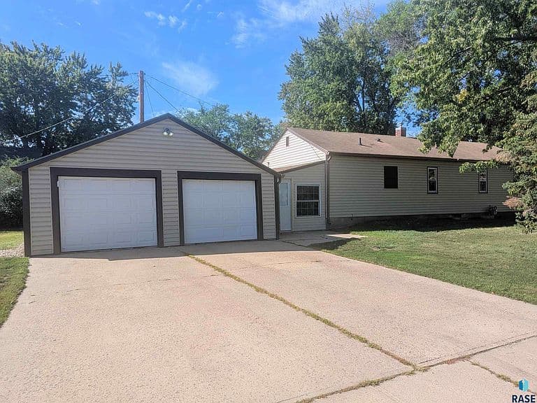 1202 N Prairie Ave photo 1