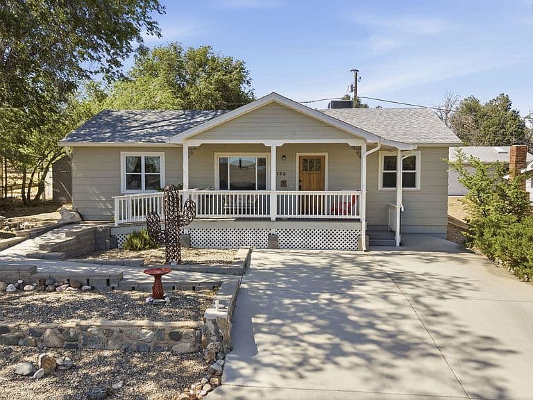 728 Douglas Avenue photo 1