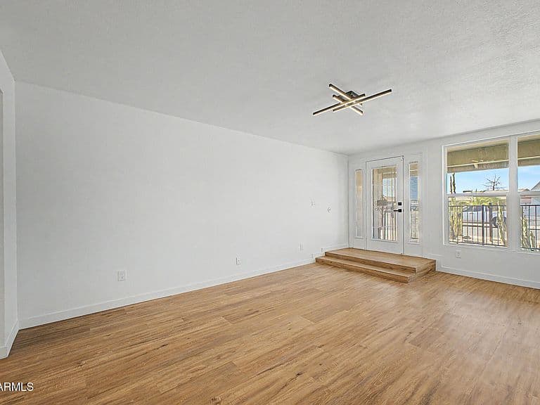 10819 W FRIER Drive photo 3