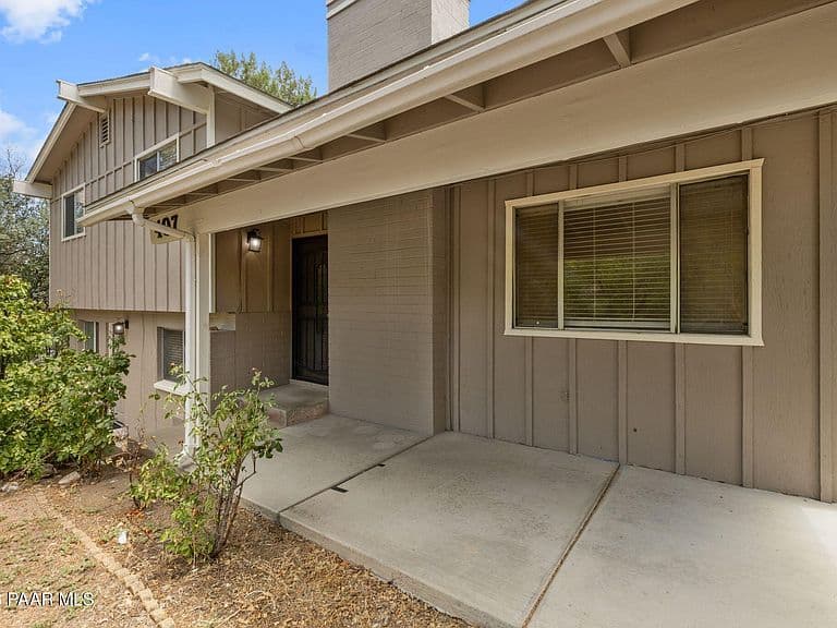 407 Arena Dr photo 3