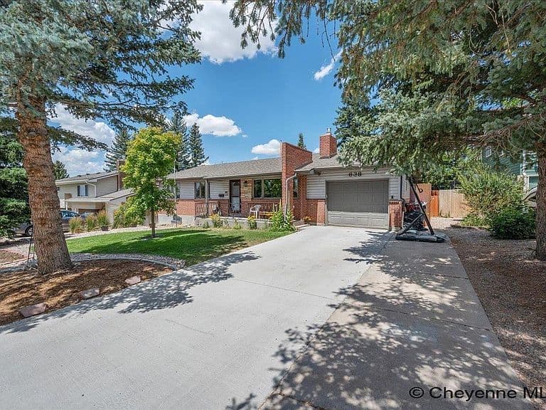638 Hirst St photo 3