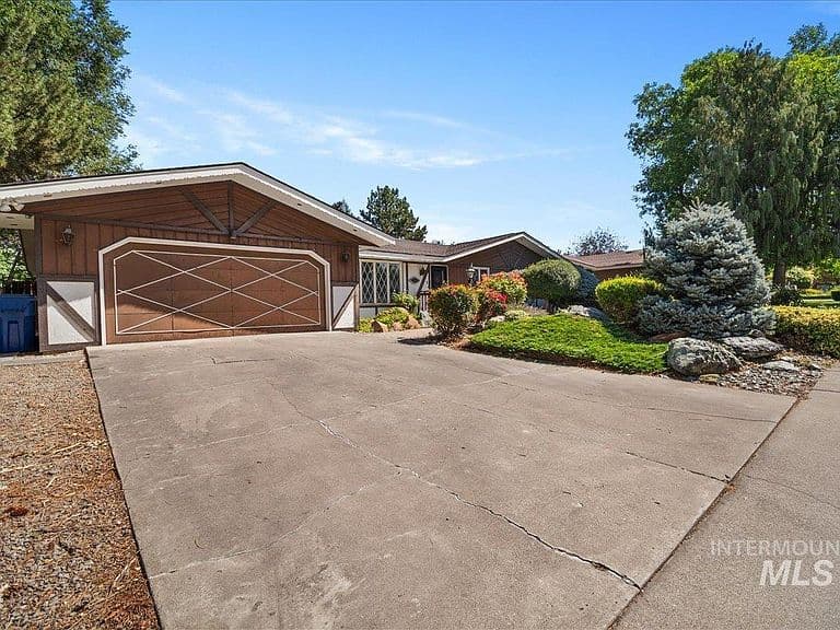 1769 Julie Ln photo 4
