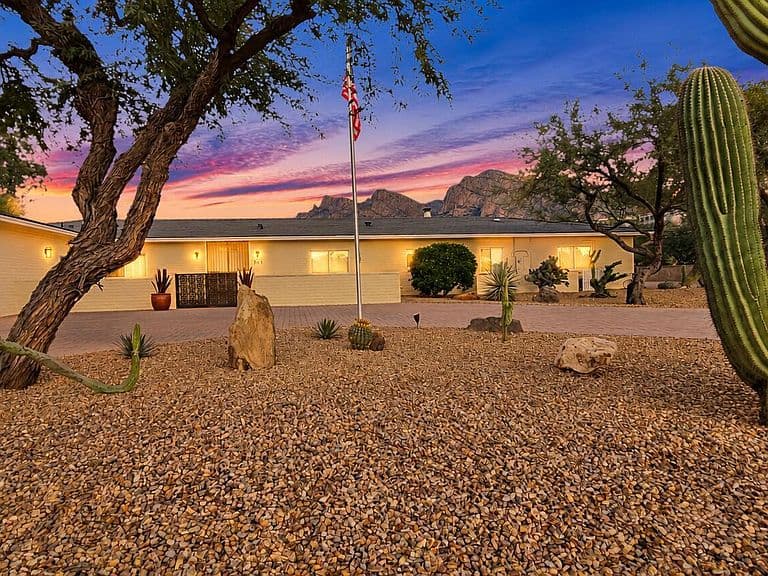 701 W Landoran Ln photo 2