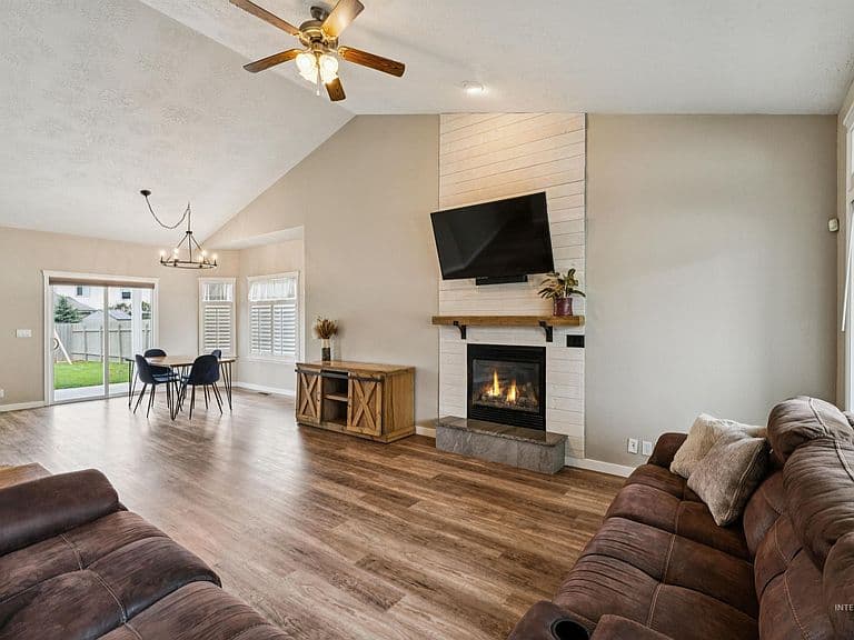 2899 S Bailey Ave photo 2