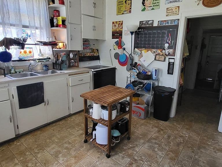 907 Gordon St photo 3