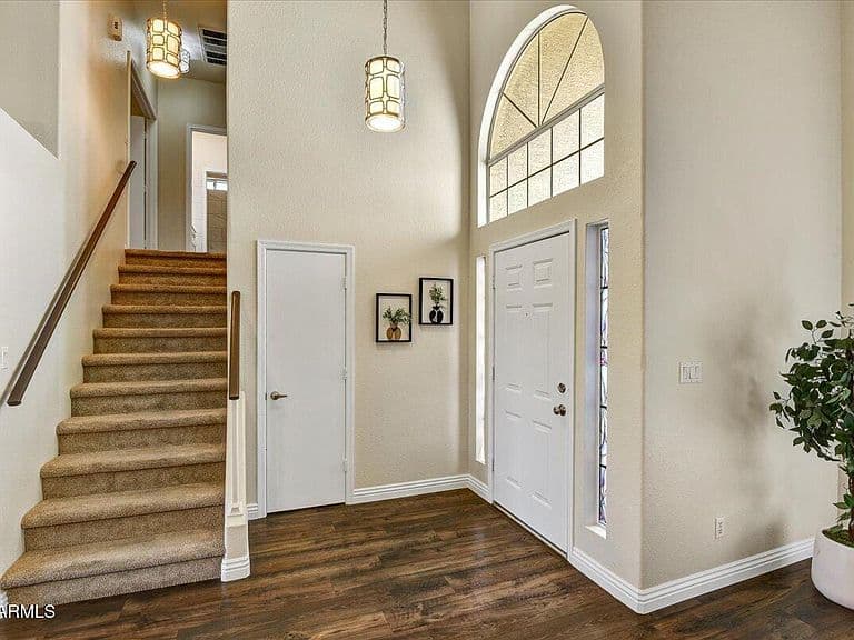 2928 E PONTIAC Drive photo 2