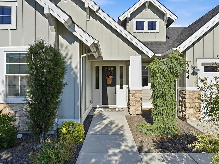 1744 N Annadale Way photo 2