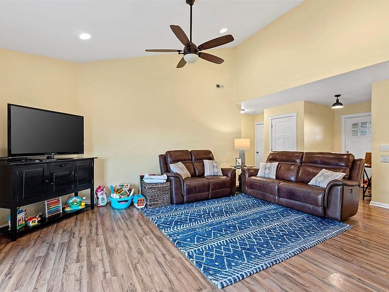 301 Willow Way photo 5