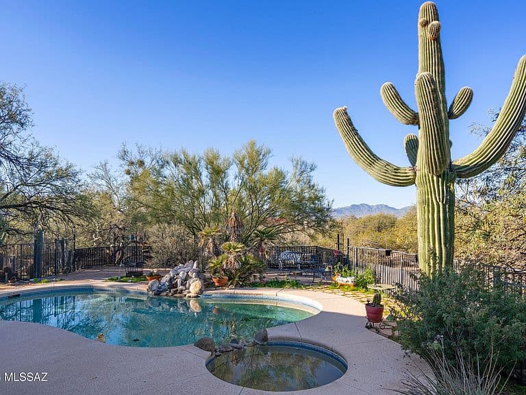 6151 N Panorama Pl photo 3