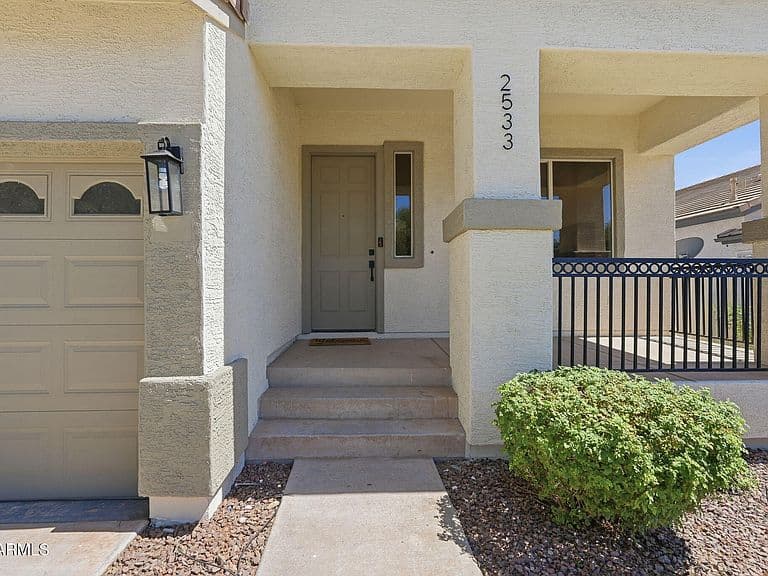 2533 E STOTTLER Drive photo 3
