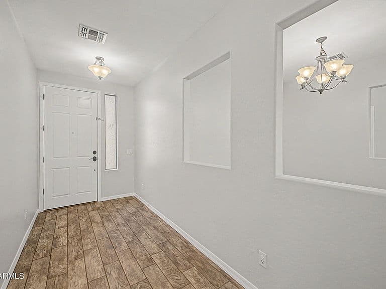 17611 W CROCUS Drive photo 3