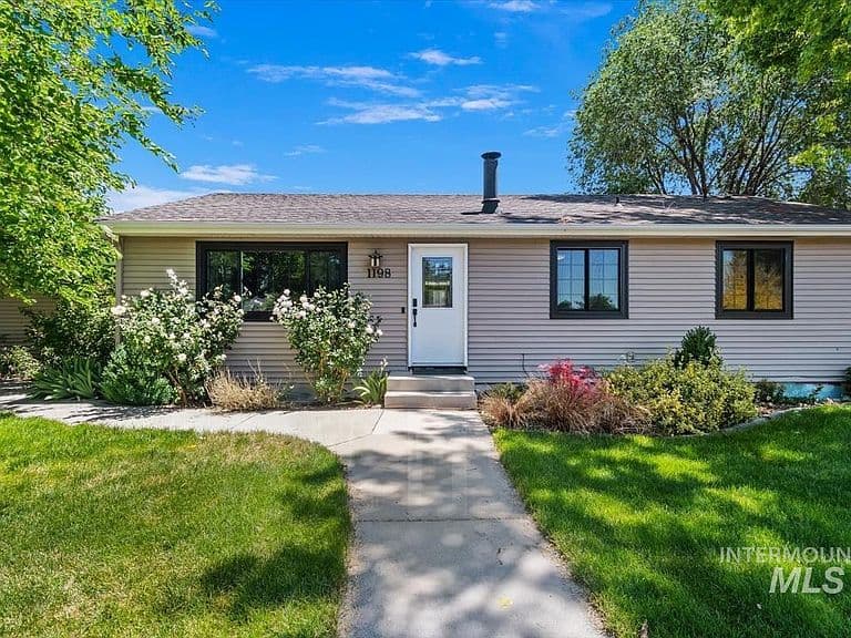 1198 N Pyrite Ave photo 3
