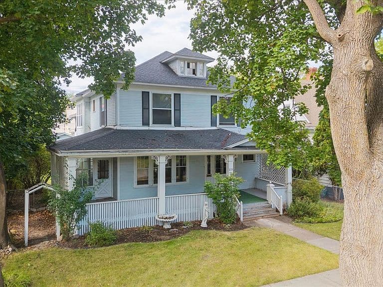 220 4th Ave E photo 1