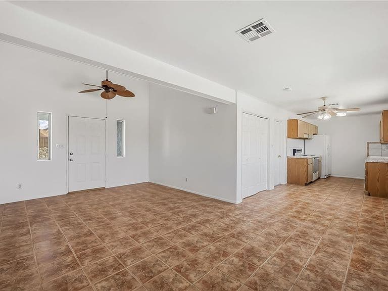 1827 Long Avenue photo 2
