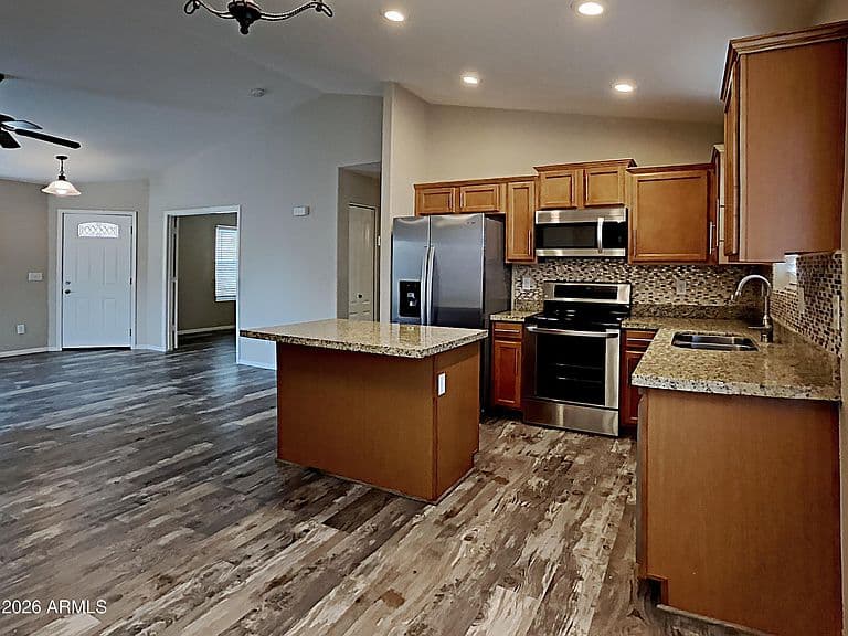41776 W SUNLAND Drive photo 5