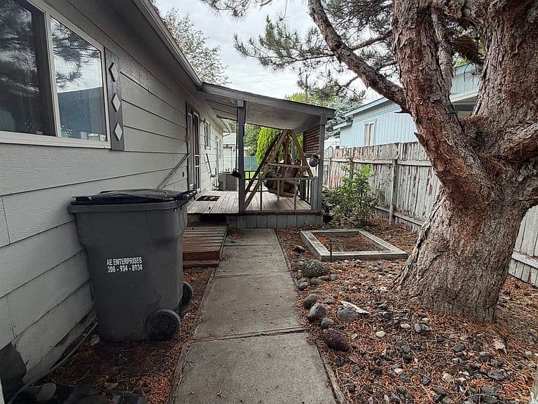 311 S Ave E photo 5