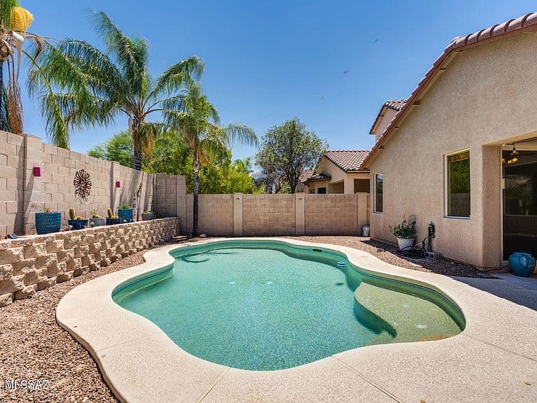 972 W Leatherleaf Dr photo 4