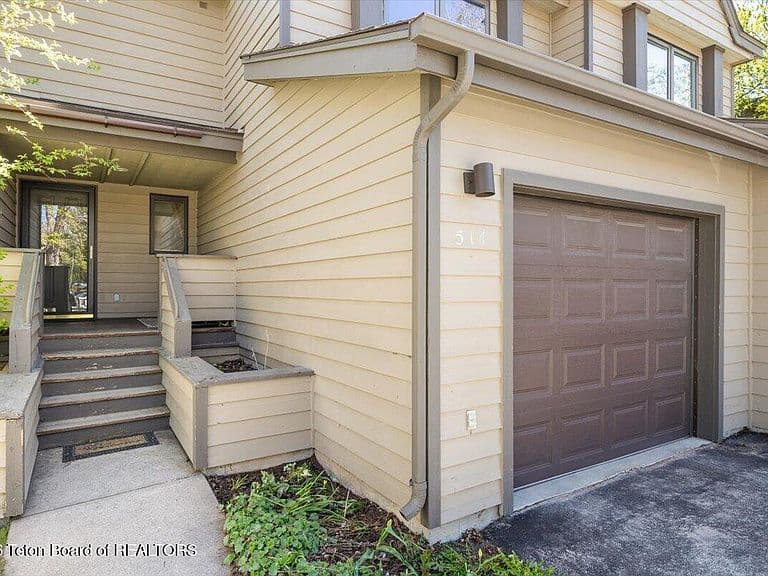 514 E Pearl Ave photo 2