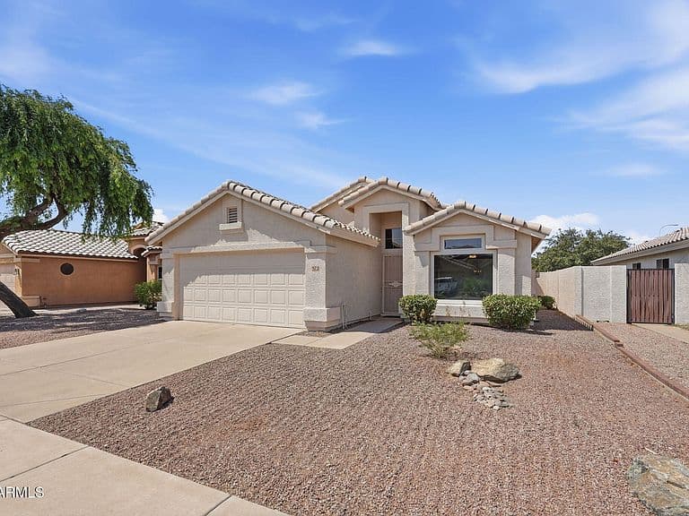 972 E CONSTITUTION Drive photo 3