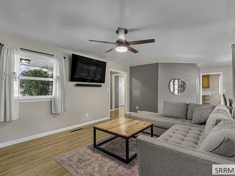 215 Tautphaus Dr photo 5