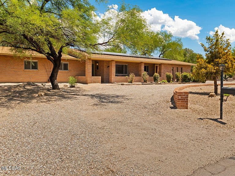 3221 N Riverbend Cir E photo 2