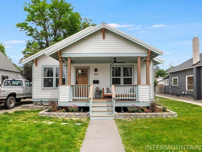 252 7th Ave N photo 1