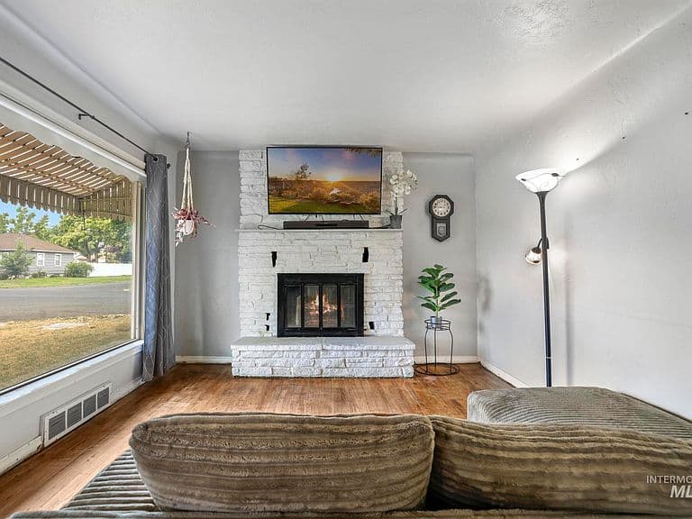 305 Borah Ave photo 4